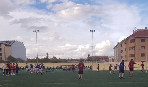 A pesar de la derrota, el líder de la Liga local de Futbol 7, Memorial David Gómez de Tarancon mantiene la primera posición con un colchón de 6 puntos. Pocos cambios en la clasificación general de la misma tras la décimo quinta jornada.