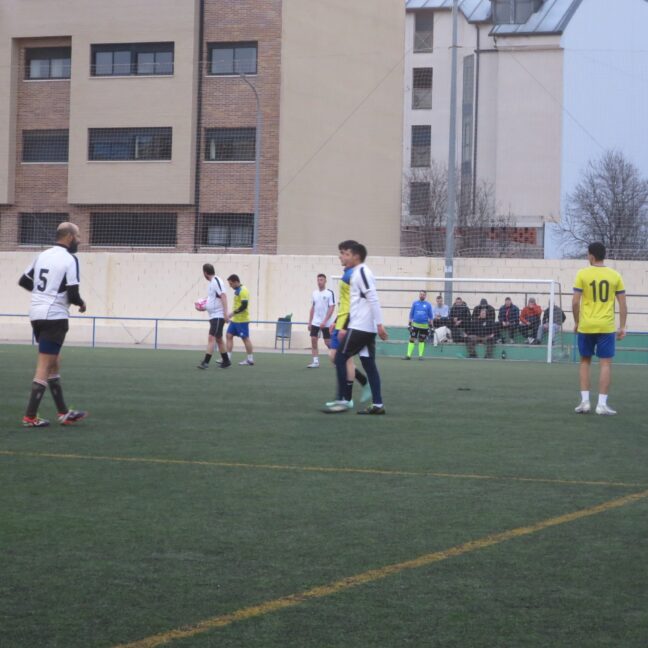 La liga local de futbol 7, Memorial David Gómez, descansa hasta el 16 de marzo, tras la decimo sexta jornada del pasado fin de semana, de las menos goleadoras de la temporada, con 21 tantos
