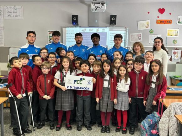 Jugadores del CD Tarancón visitan a los escolares y transmiten los valores del deporte