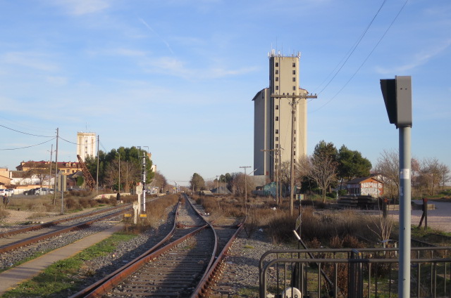 De los últimos años de la Villa de Tarancón. Datos previos a la declaración como “Noble Ciudad”. El optimismo del autor en aquella época en torno a la que sería Noble Ciudad afectada por otros episodios a los que sobreponerse y la importancia del ferrocarril en aquellos tiempos.