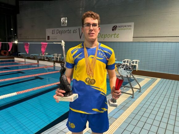 El socorrista nadador del SVAT, Adrián González López, campeón Regional de Natación Adaptada y vencedor del VII Open Nacional de Natación Inclusiva en Valdepeñas.