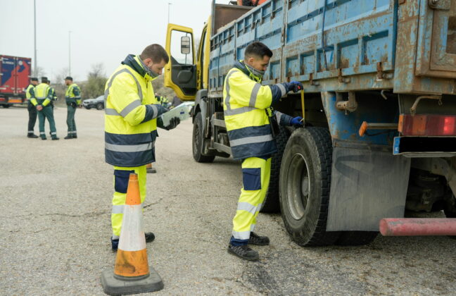DGT refuerza la vigilancia de camiones y autobuses para garantizar la seguridad vial en las carreteras