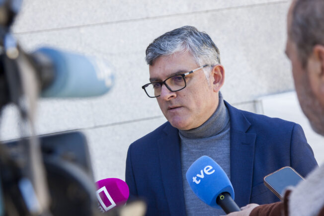 El Hospital de Cuenca tiene 300 profesionales sanitarios más desde que gobierna Page y hay once servicios médicos nuevos