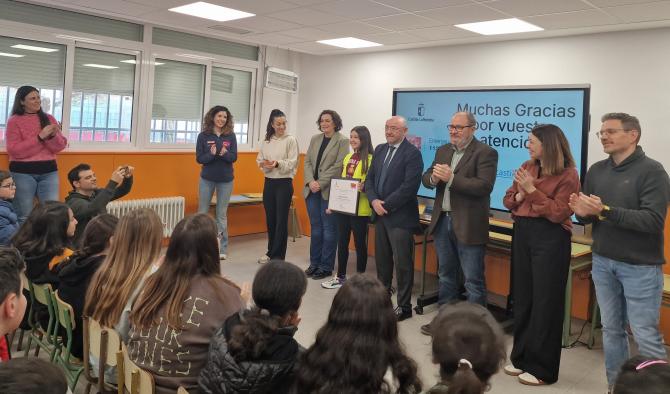 El Servicio 1-1-2 de Castilla-La Mancha visita el colegio ganador del concurso de dibujo escolar en el municipio de Quintanar del Rey