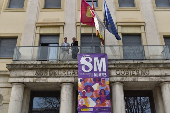 La Subdelegación del Gobierno despliega el cartel conmemorativo del 8M