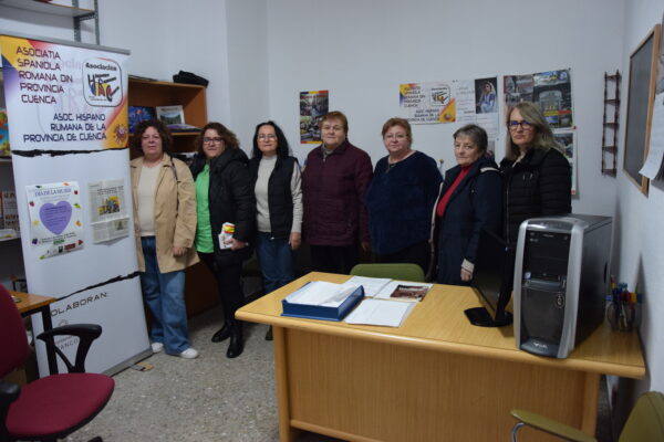 La Diputación dona un ordenador a la Asociación Hispano Rumana para que puedan seguir trabajando por este colectivo