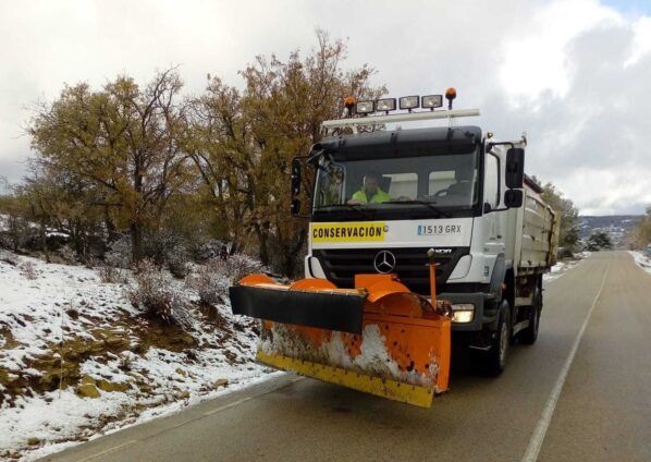 La Diputación de Cuenca moviliza seis quitanieves y pone en alerta a cinco equipos de GEACAM para actuar en la sierra