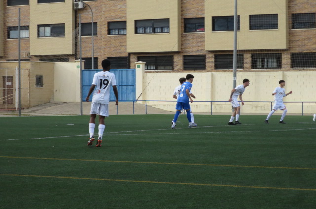 En la liga Globalcaja Quijote de Futbol 8 Benjamín, solo queda un equipo imbatido, el segundo clasificado, compartiendo el liderato, con un partido menos, el de la EFB Jesús de la Ossa A.