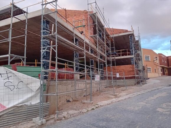 Se reanudan las obras de construcción de los nuevos salones parroquiales Nuestra Sra de la Asunción, junto al templo parroquial.