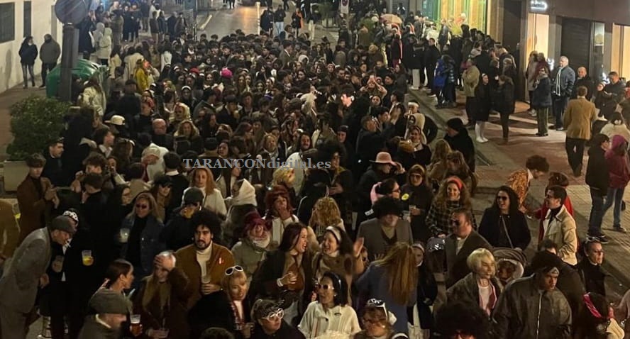 La Fiesta de los 60 resiste a la lluvia y brilla en el Carnaval de Tarancón