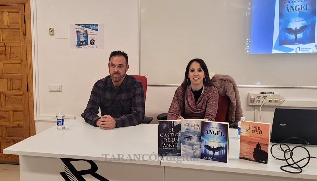 La escritora andaluza afincada en Cañete, Mónica Villarejo, presenta su cuarta novela y completa la trilogía sobre ángeles en la Biblioteca Municipal Luis Rius.