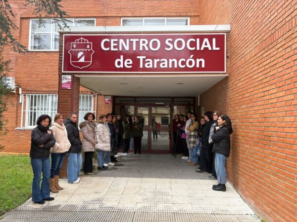 Los profesionales del Centro Social de Tarancón guardan un minuto de silencio por la trabajadora social asesinada en Badajoz
