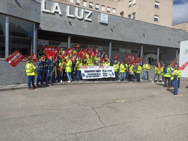 Las personas trabajadoras del transporte sanitario en Cuenca piden a la Junta que no les ignore y se siente a buscar una solución