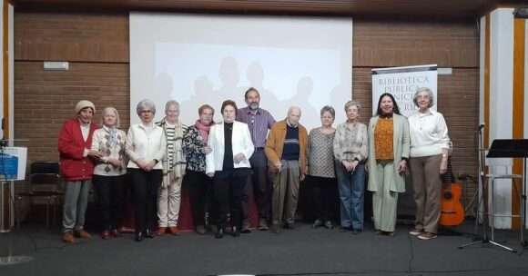 Antonio Rey López, protagoniza los dos últimos jueves en la biblioteca Luis Rius musicalizando el Dia de la Poesía y siguiendo el Romancero de Luis Rius, junto a los clubes de lectura de la ciudad.-