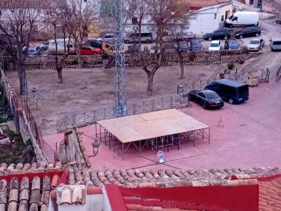 Comienza el montaje de los escenarios para la Representación de la Pasión Viviente de Tarancón