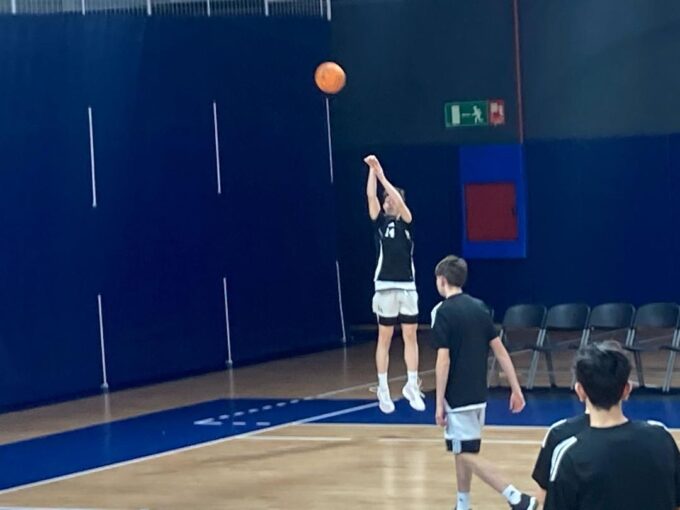 El taranconero jugador de baloncesto Unai González se incorpora al Academy Pablo Laso de baloncesto y debuta con éxito en competición