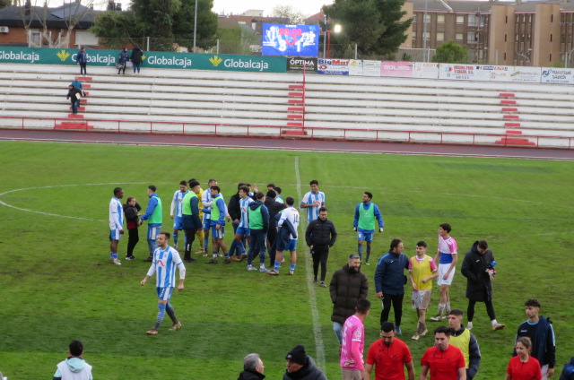 A falta de otros resultados, el CD Tarancón duerme el sábado en zona play off. 3-0, ante un peleón CD Noblejas, los de Jorge Cañete, cumplen su objetivo, ganar en casa, tercer partido seguido y suman cinco jornadas sin perder.