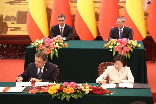 España y China firman dos nuevos protocolos de exportación para potenciar el mercado de las cerezas y el porcino en el país asiático