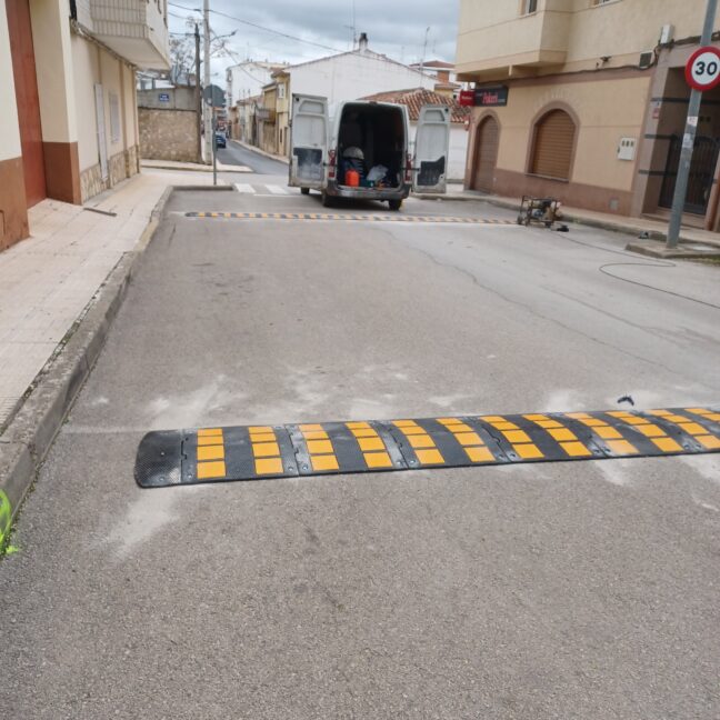 El Ayuntamiento de Tarancón refuerza la seguridad vial con la instalación de badenes en la Calle Antonio Machado