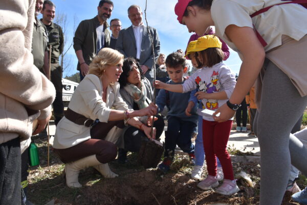 Niños del colegio ‘Fuente Vieja’ de Mira participan en una plantación simbólica de árboles para recuperar el entorno natural de su pueblo