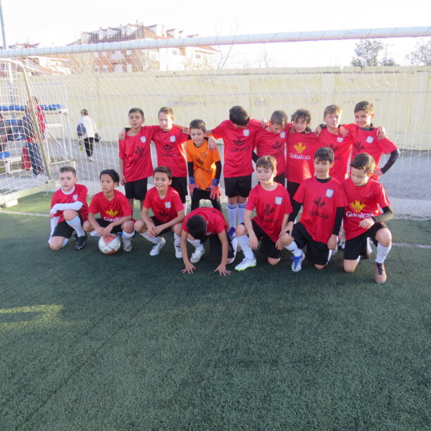 En la liga Globalcaja Quijote Futbol8 Benjamín, un equipo imbatido, el líder, otro que no ha logrado puntuar, el colista, ambos de la EFB Jesús de la Ossa, tras la novena jornada.