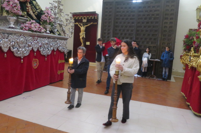 Respetuoso silencio, reflexión y recogimiento en la celebración de la Pasión y Muerte del Señor, la liturgia religiosa del Viernes Santo en la Parroquia Nuestra Sra de la Asunción