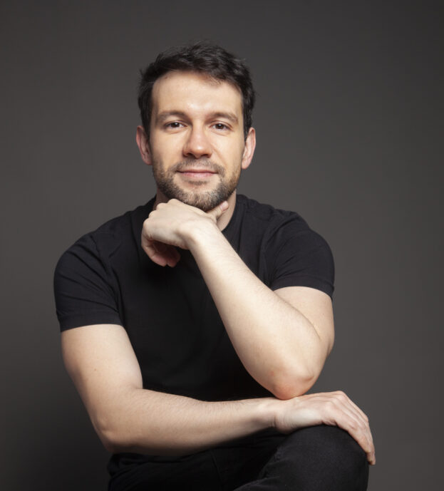 Óscar Cavadas presenta en Tarancón su nuevo poemario «Todo empieza por un hueco» en la Semana del Libro
