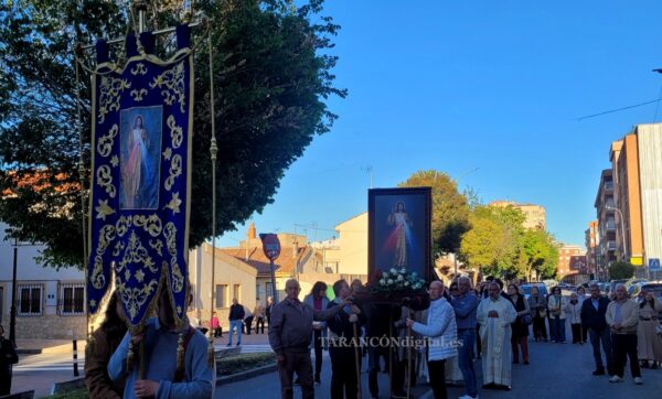 La procesión de la Divina Misericordia llena de devoción las calles del Barrio de San Víctor y Santa Corona en Tarancón