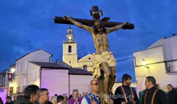 El Santo Crucifijo del Convento recorre las calles de Tarancón en el Vía Crucis Procesional del Martes Santo
