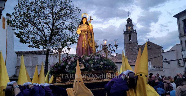 La lluvia precipita el regreso de la Procesión del Santo Entierro a la Parroquia en Tarancón