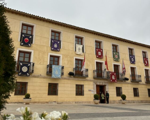 La fachada del Ayuntamiento de Tarancón ya luce los reposteros de Semana Santa