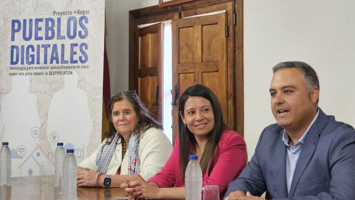 Castilla-La Mancha impulsa el uso de la tecnología para mejorar la autonomía de las personas mayores en el entorno rural