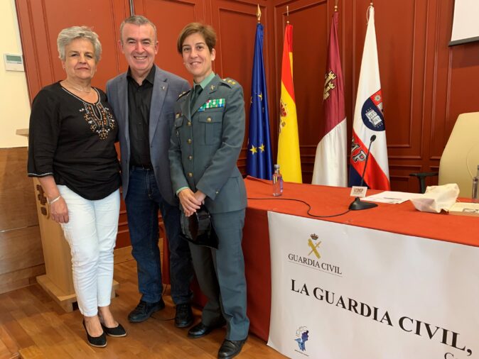 La subdelegada del Gobierno asiste a la conferencia del escritor Lorenzo Silva que pone fin al ciclo de conferencias de la Guardia Civil de Cuenca