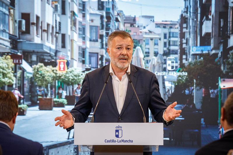 El Gobierno regional firma con el Ayuntamiento de Cuenca el convenio que va a posibilitar la reurbanización de la Calle Carretería y su zona anexa
