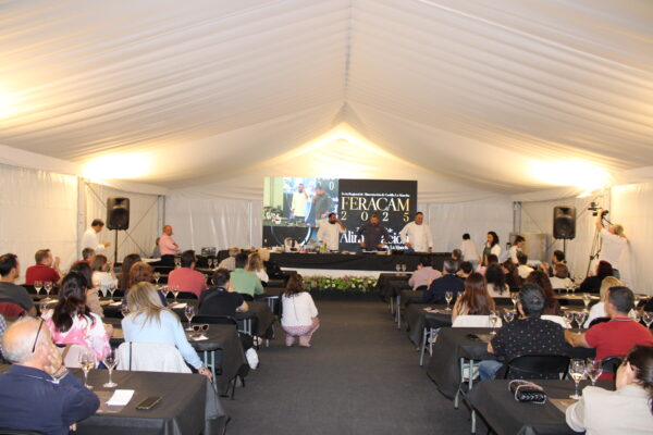El público responde de manera mayoritaria a las primeras catas y al showcooking inicial de Feracam en Tarancón