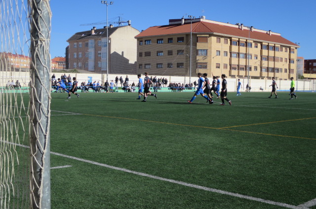 Ante el Sporting Alcázar CF, el equipo A juvenil de la EFB Jesús de la Ossa, sella su descenso de la Liga Nacional Grupo XV, con una derrota 0-1 en el campo San Isidro