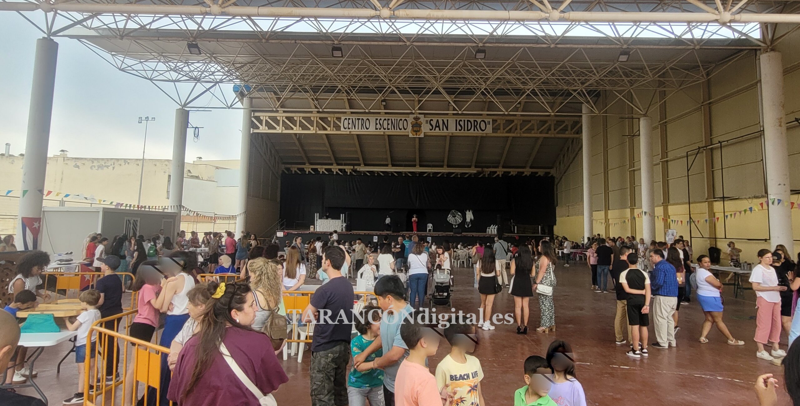 Centenares de personas de diferentes países y distintas edades, participan en el ya habitual Festival Intercultural en el Centro Escénico San Isidro de Tarancón.