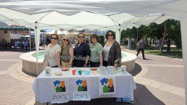 Ademtac instala una mesa informativa y organiza un karaoke emocional en el mercadillo de Tarancón