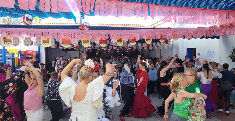 La Peña El Mosto celebraba este sábado una colorida y multitudinaria Feria de Abril