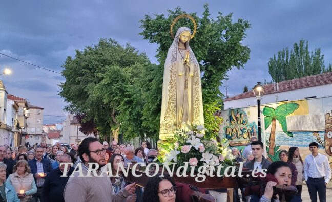 La procesión de las antorchas recorre el barrio de San Víctor y Santa Corona de Tarancón en honor a la Virgen de Fátima