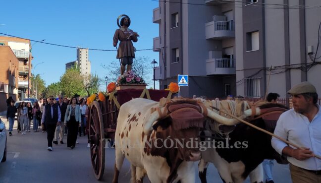 El barrio de San Isidro de Tarancón celebra su procesión con la imagen del santo portada en carro de bueyes