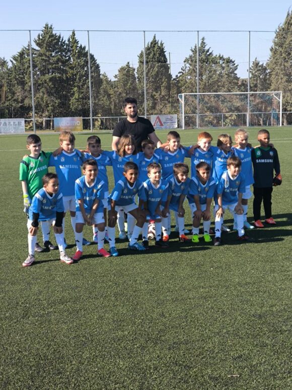 El equipo Pre Benjamín A de la EFB Jesús de la Ossa, campeón del Trofeo San Isidro 2025 en Santa Cruz de la Zarza