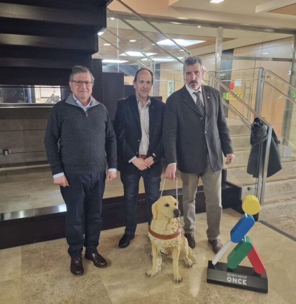 La ONCE y el Consejo de Colegios Profesionales de Veterinarios de Castilla-La Mancha facilitarán servicios a usuarios de perros guía