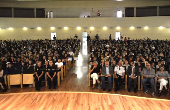 560 alumnos de Cuenca reciben de la Policía Nacional un carnet de expertos en redes sociales e internet