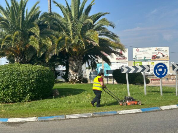 El Ayuntamiento de Tarancón intensifica las tareas de desbroce durante los meses de verano