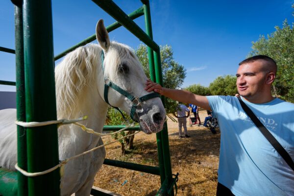 Terapia en plena naturaleza y entre caballos para usuarios del Servicio de Capacitación y Centro Ocupacional de amiab