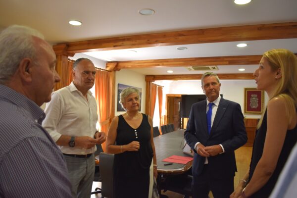 La Jefatura Provincial de Tráfico y el Ayuntamiento de Tarancón firman un convenio para abrir un aula informatizada de exámenes teóricos