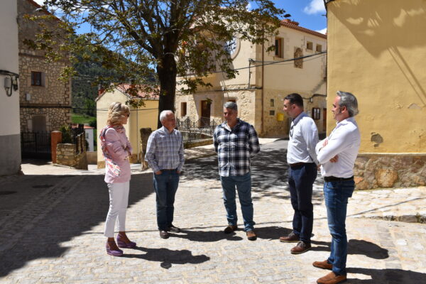 El Gobierno regional tiende la mano a Salvacañete para continuar trabajando por el desarrollo rural en la zona