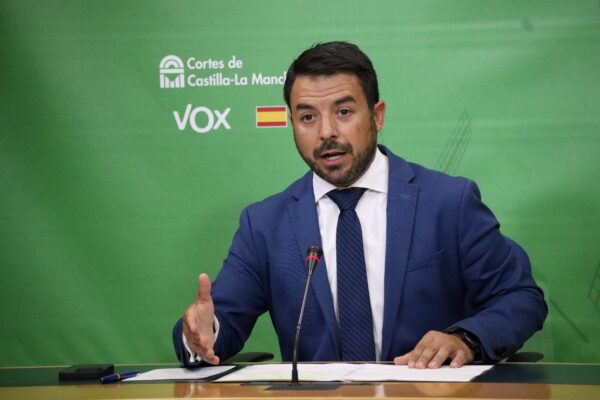Vox CLM denuncia que Page prioriza la sanidad ideológica para personas trans mientras desmantela unidades básicas en Castilla La Mancha