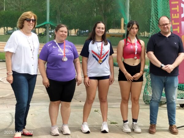 La taranconera Clara Expósito, campeona absoluta de lanzamiento de martillo con solo 16 años